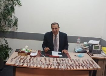 جمارك مطار القاهرة تضبط محاولة تهريب عدد من الأسلحة البيضاء