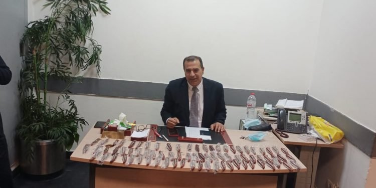 جمارك مطار القاهرة تضبط محاولة تهريب عدد من الأسلحة البيضاء