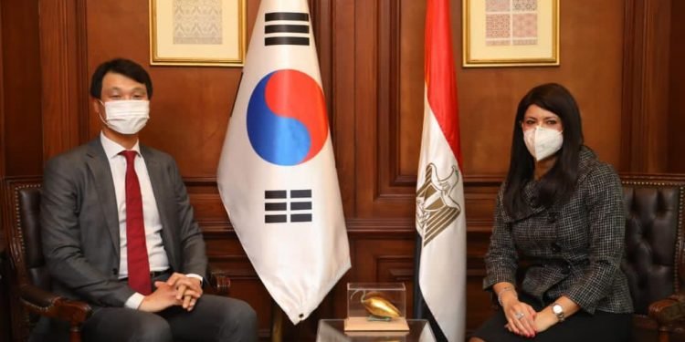 التعاون الدولى تبحث أوجه التعاون مع كوريا الجنوبية