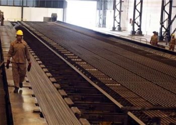 سهم الحديد والصلب يواصل التراجع واجراءات لاقتراض 2 مليار جنيه لتعويض العاملين بعد التصفية