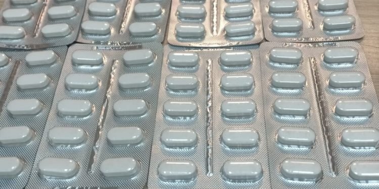 جمارك مطار القاهرة تضبط محاولة تهريب عدد من الأقراص المخدرة