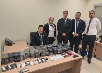 ضبط محاولتى تهريب هواتف المحمولة وكروت الميمورى والبلاتين بمطار القاهرة
