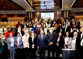 طارق الملا يلتقي العاملات بالنقابة العامة للبترول احتفالا بعيد الأم