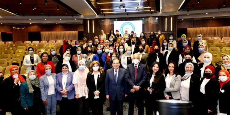 طارق الملا يلتقي العاملات بالنقابة العامة للبترول احتفالا بعيد الأم