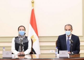 تعاون بين «الاتصالات» و«البيئة» لتيسير إجراءات إنشاء أبراج المحمول