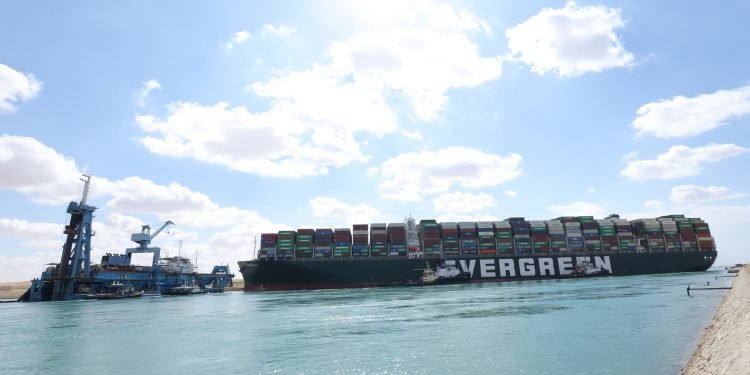 الكراكة مشهور تواصل أعمال التكريك لتعويم السفينة الجانحة بالقناة