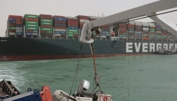 هيئة قناة السويس تتطلع للتعاون مع الولايات المتحدة فى جهود تعويم السفينة الجانحة