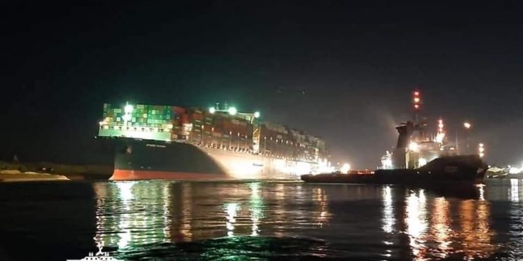 الفريق أسامة ربيع :  بدء تعويم السفينة ايفر جيفين الجانحة فى قناة السويس