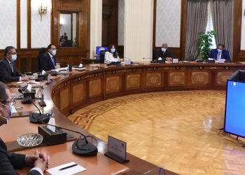 رئيس الوزراء يلتقى عددا من المستثمرين في قطاع السياحة