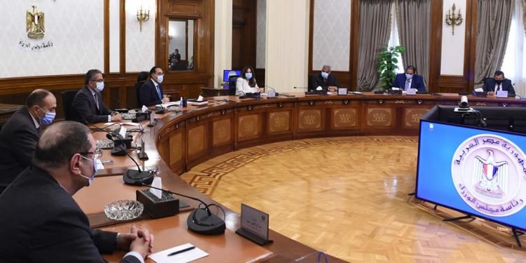 رئيس الوزراء يلتقى عددا من المستثمرين في قطاع السياحة