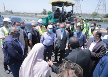 وزير النقل يتفقد مشروع طريق شرق الرياح التوفيقى