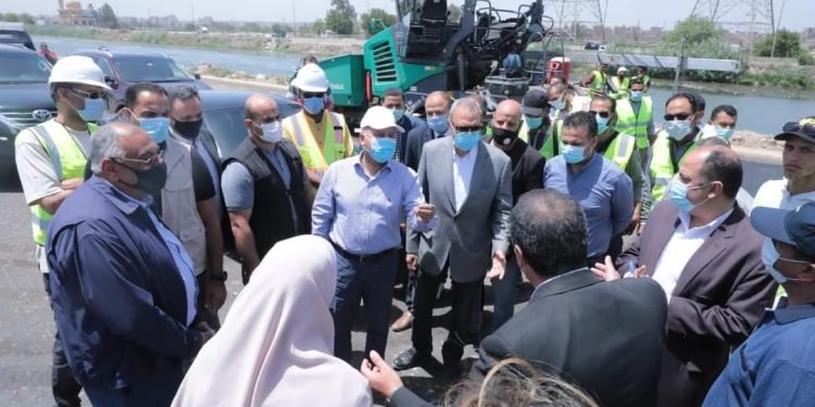 وزير النقل يتفقد مشروع طريق شرق الرياح التوفيقى