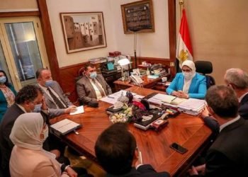 مصر تتلقى دعمًا يشمل مكثفات أكسجين ومستلزمات وقائية من “الصليب الأحمر”