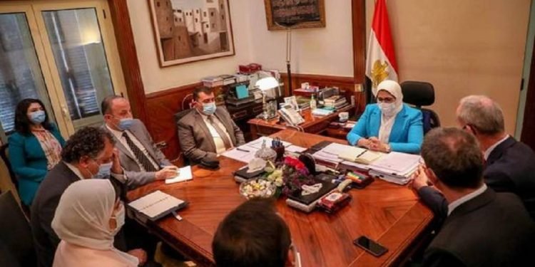 مصر تتلقى دعمًا يشمل مكثفات أكسجين ومستلزمات وقائية من “الصليب الأحمر”