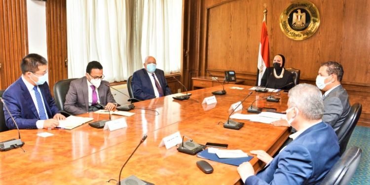 وزيرة التجارة والصناعة تبحث مع شركة يوتنج الصينية خطط الشركة للتوسع فى إنتاج الأتوبيسات