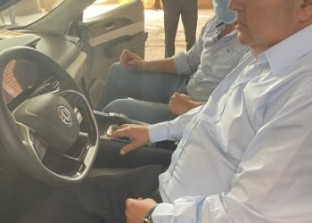 وزير قطاع الأعمال العام يزور “النصر للسيارات” ويتفقد 13 سيارة “E70” واردة من شركة دونج فونج الصينية لعمل الاختبارات لها في الأجواء المصرية