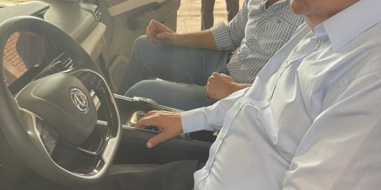 وزير قطاع الأعمال العام يزور “النصر للسيارات” ويتفقد 13 سيارة “E70” واردة من شركة دونج فونج الصينية لعمل الاختبارات لها في الأجواء المصرية