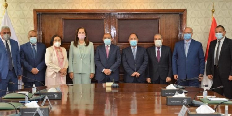 وزراء التنمية المحلية والتخطيط والمالية والإنتاج الحربى يشهدون توقيع عقود المنظومة الجديدة للمخلفات