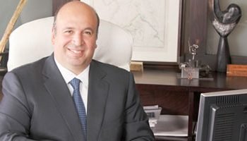 رويترز : منع أحمد هيكل رئيس مجلس ادارة شركة القلعة من السفر