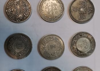 ضبط نقد أجنبي و عملات معدنية أثرية و أقراص مخدرة بمطار القاهرة