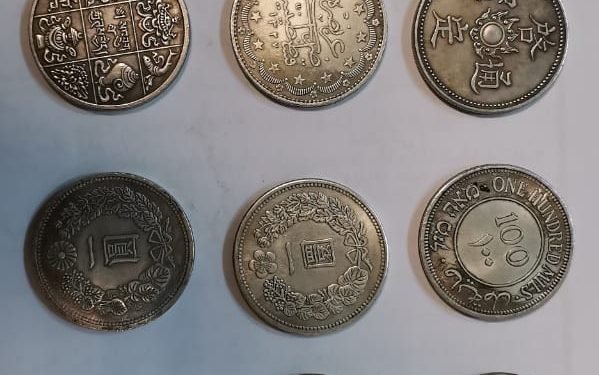 ضبط نقد أجنبي و عملات معدنية أثرية و أقراص مخدرة بمطار القاهرة