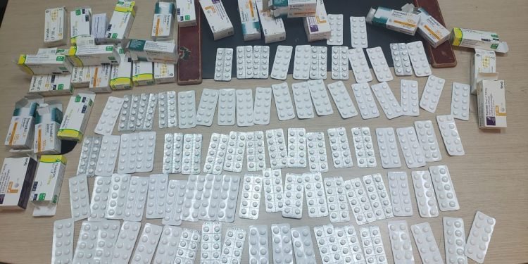 جمارك مطار القاهرة تضبط محاولة تهريب 900 قرص ترامادول مخدر