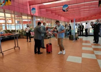 مصر للطيران تنشر صور وفيديو لأولى رحلاتها السياحية من موسكو لشرم الشيخ