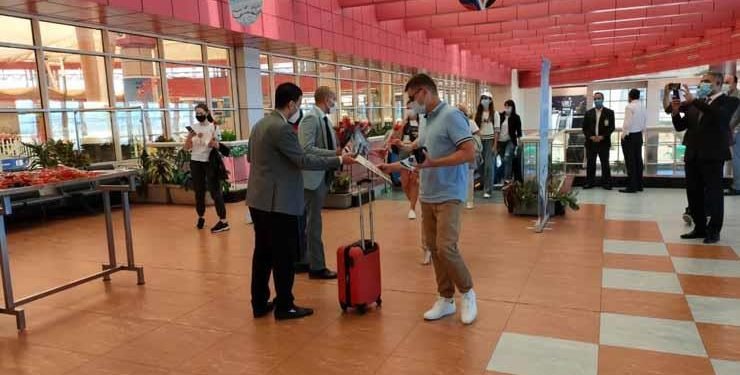 مصر للطيران تنشر صور وفيديو لأولى رحلاتها السياحية من موسكو لشرم الشيخ