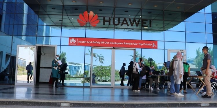 هواوى تكنولوجيز تطلق حملة تطعيمات ضد فيروس كورونا لجميع العاملين بالشركة وعائلاتهم