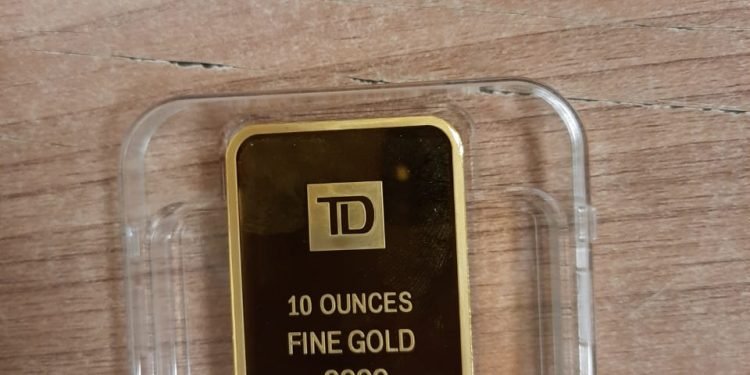 جمارك مطار القاهرة الدولي تضبط 3 محاولات تهرب جمركى لعدد من السبائك الذهبية وأكياس حلوى بالمخدرات ومنظار