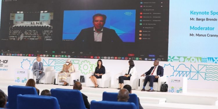 رئيس المنتدى الاقتصادى العالمى يشيد بالاصلاحات التى حققتها مصر فى كافة القطاعات