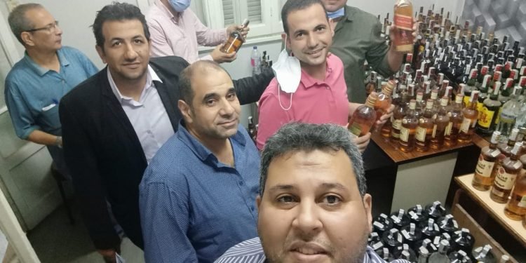 ضبط زجاجات خمور أجنبية الصنع مهربة بأحد مطاعم الزمالك و دليفرى