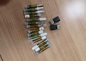 ضبط زجاجات معبأة بسائل الماريجوانا بمطار القاهرة