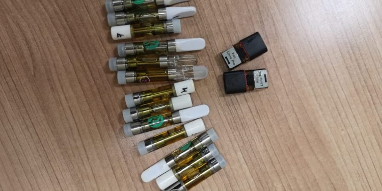 ضبط زجاجات معبأة بسائل الماريجوانا بمطار القاهرة