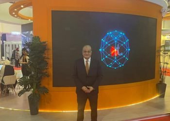 حضور أسامة كمال بالجناح الخاص بشركة التقنيات المتكاملة ” Integrated Technics”