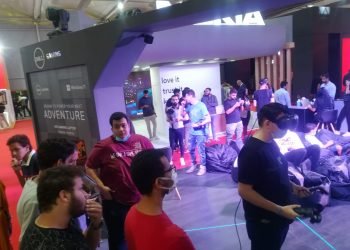 طلاب الجامعات يتفاعلون مع أنشطة Connecta ويستكشفون ثورة تكنولوجيا الواقع الافتراضي