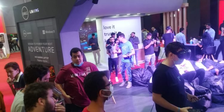 طلاب الجامعات يتفاعلون مع أنشطة Connecta ويستكشفون ثورة تكنولوجيا الواقع الافتراضي