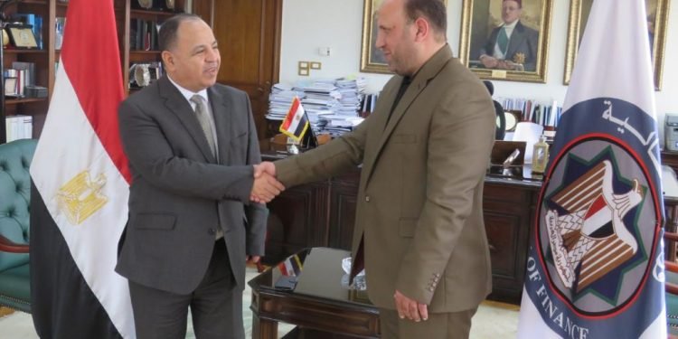 وزير المالية يُكرم مدير الحسابات بالشئون الصحية بالقليوبية لتمسكه بحماية المال العام
