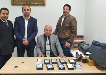 جمارك مطار برج العرب الدولي تضبط محاولة تهريب عدد من الهواتف المحمولة
