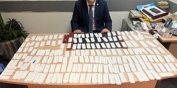 ضبط ترامادول مخبأ داخل بسكويت بمطار القاهرة