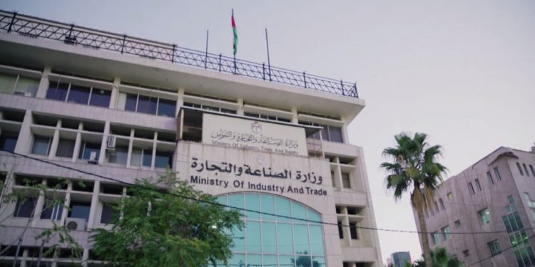 التجارة والصناعة: تعد قائمة بـ83 فرصة استثمارية مؤكدة لتصنيع منتجات محلية