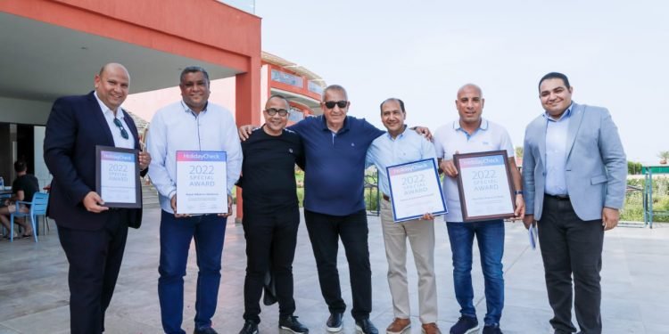 رئيس مجموعة بيك الباتروس يكرم مديرو عموم شرم الشيخ