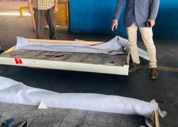 جمارك الصادرات الجوية بمطار القاهرة تضبط قطعتين أثريتين