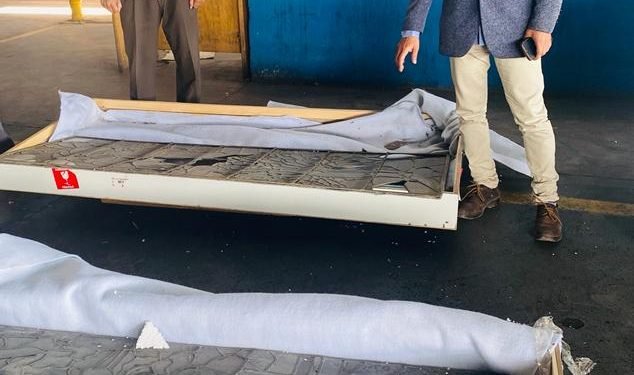 جمارك الصادرات الجوية بمطار القاهرة تضبط قطعتين أثريتين