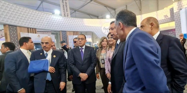 رئيس الوزراء ووزيرة التخطيط ورئيس البنك الإسلامى للتنمية يتفقدون جناح مجموعة “إي فاينانس” بمنتدى القطاع الخاص