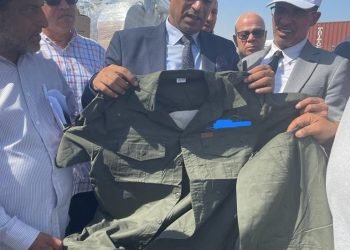 جمارك السخنة تضبط كمية من الكترات وأسلحة الكترات وافرولات تشبه ملابس القوات المسلحة