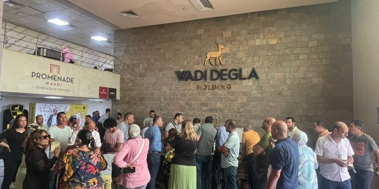 وقفة احتجاجية لعملاء شركة وادي دجلة للتنمية العقارية بسبب مخالفة الشركة للعقود المبرمة