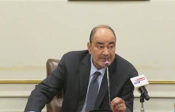 مذكرات عاجلة لوزيري المالية والتجارة والصناعة والبنك المركزي لغياب «الجوانتي الطبي» من قائمة السلع المستثناة من قرار «الاعتمادات المستندية»