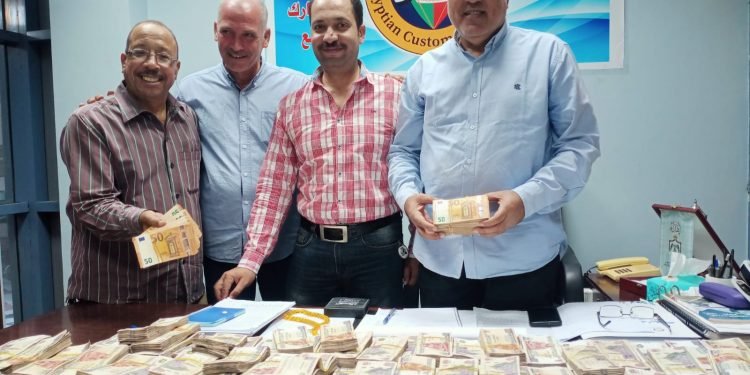 ضبط كمية من النقد الأجنبي بجمارك نويبع