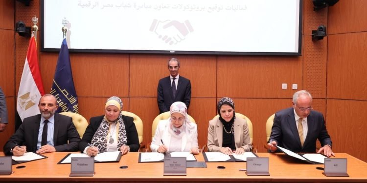 وزير الاتصالات وتكنولوجيا المعلومات يشهد مراسم توقيع بروتوكول تعاون بين اورنچ مصرو القومي للاتصالات لتأهيل شباب مصر لسوق العمل